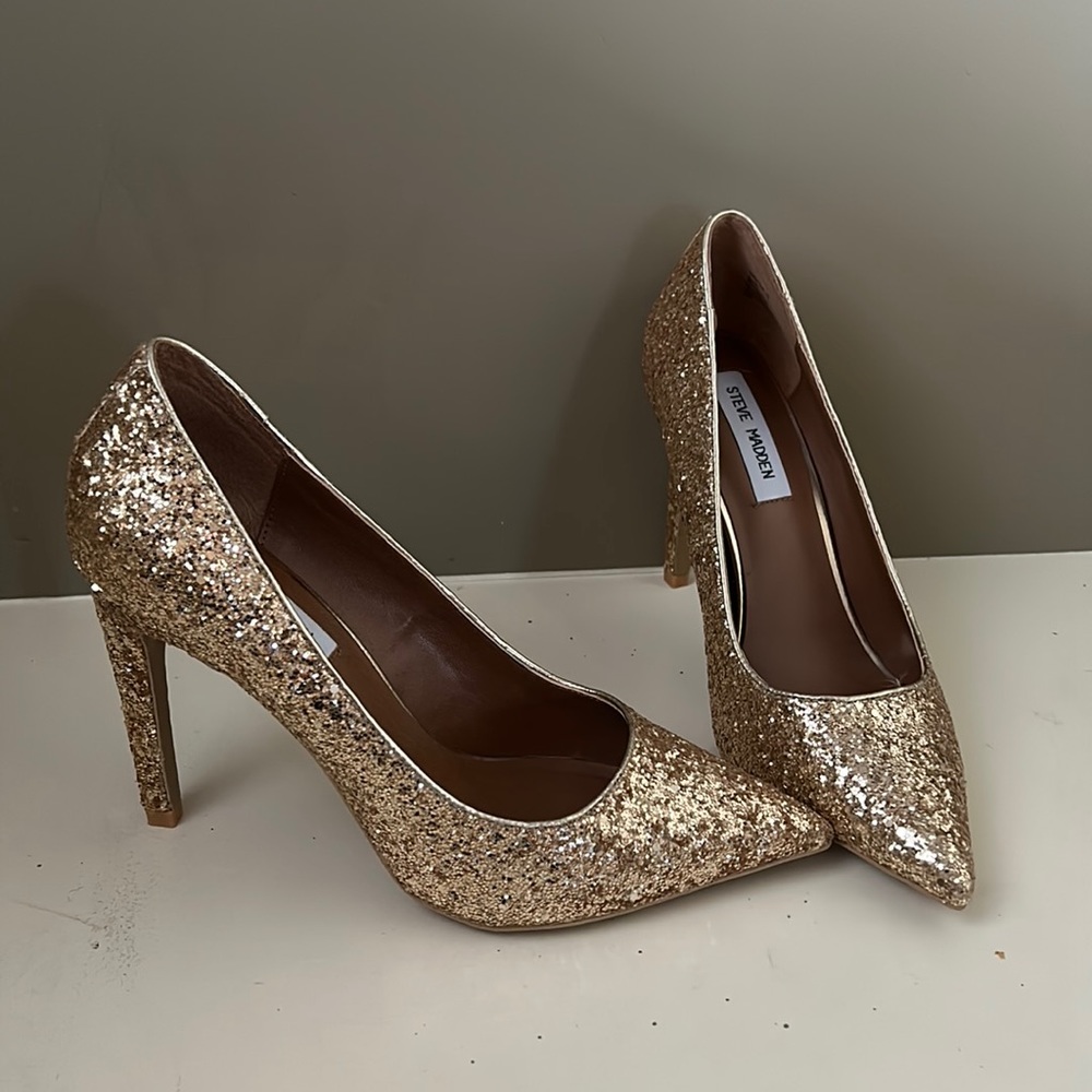Never worn sparkly gold Steve Madden pumps size 8.5